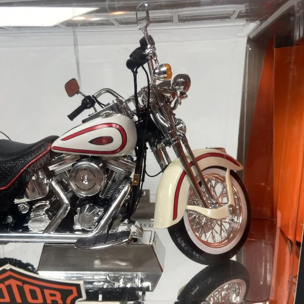 Maisto White Harley Davidson FLSTS Heritage Springer 1:10 95th Anniv. Collectors